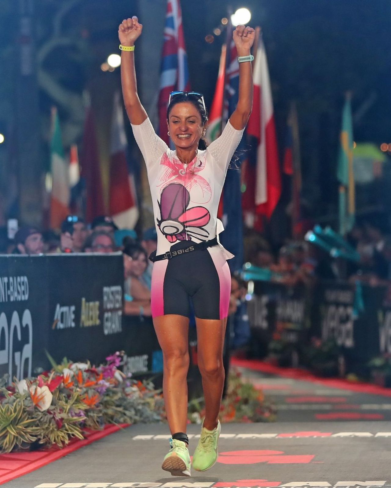 Fernanda Keller cruzando a linha de chegada em Kona